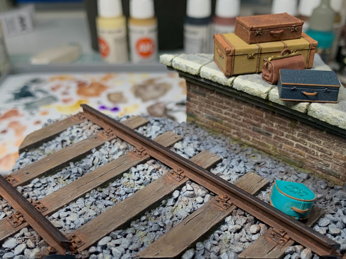 So so close to the end…..

@MiniArt_Models luggage and railway track.
