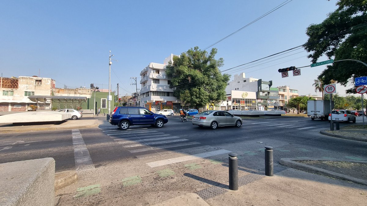 @AgenciaAMIM necesitan reajustar los tiempos de sus semáforos en Av. Federalismo y C. Mexicaltzingo, dura 8 segundos el siga para los que circulan por Mexicaltzingo, los peatones no alcanzan ni a llegar al camellón @Trafico_ZMG