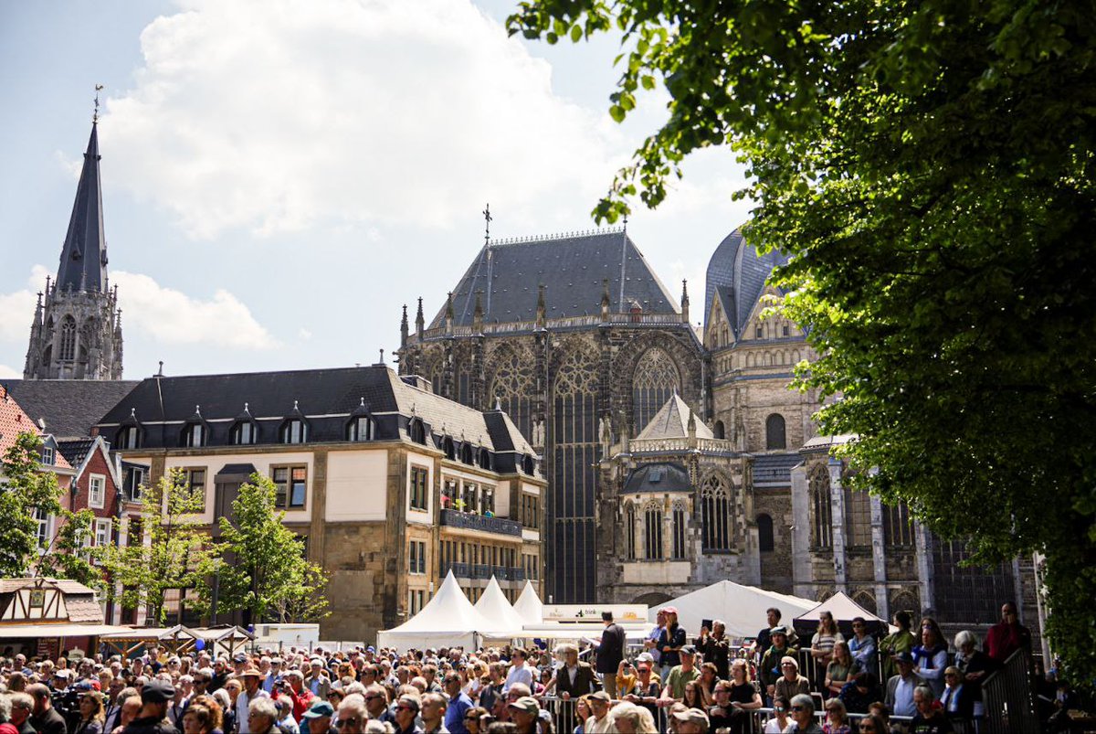 Charlemagne Prize laureates, guests of honour, and Charlemagne Youth Prize winners join the #Karlspreis2024 Open Air Festival in #Aachen ☀️ 📸 Karlspreis / Christian van't Hoen
