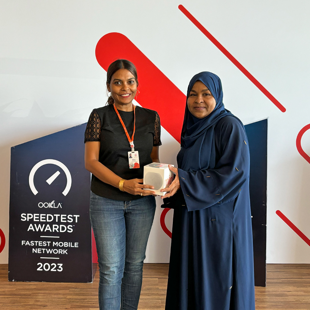 It was great meeting up with the lucky draw winners of our #DhiraaguEid Social Media Quiz 🧡 We hope you enjoy your brand new Apple HomePod mini 🎶 🙌🏽