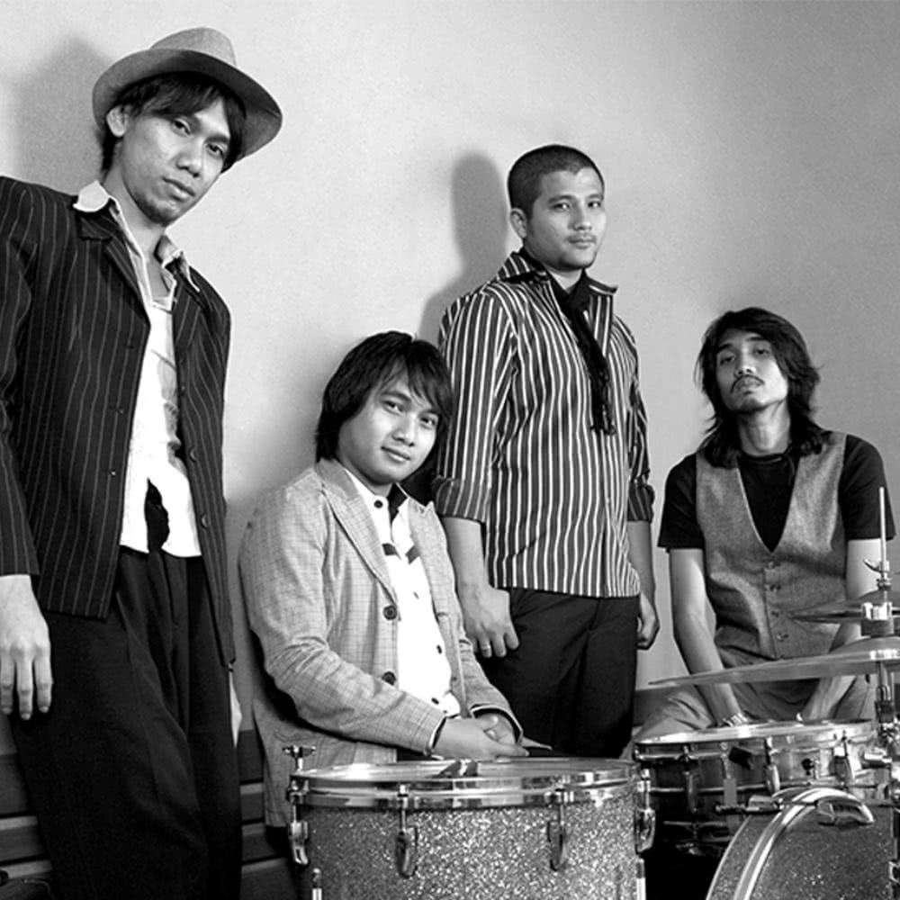 dinikopi13's tweet photo. Asumsiku salah satu alasan Sheila On 7 musiknya disukai perempuan dan liriknya dihormati laki-laki, adalah krn penulisan lagu yg punya 1 topik

Yaitu: cowok yg mencintai perempuannya dg tulus dan ga malu bilang cinta

Persis kyk karakter drakor cowok yg ditulis oleh perempuan