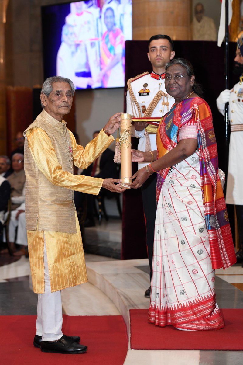 President Droupadi Murmu presents Padma Shri in the field of Art to Shri Ramlal Bareth. He is a well-known dancer of the Raigarh style of Kathak. Shri Bareth has performed extensively and trained many students in this art form.