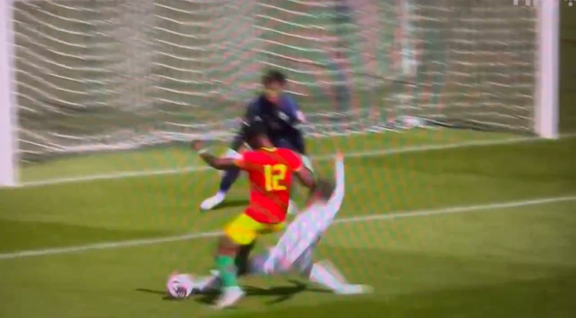 kevinpramudya_'s tweet image. Lagian clear tackle kena bola gini kok bisa dianggep penalti?!

Ini seriusan dari kemarin Indonesia dapet wasit kayak tai mulu dah 🥹🥹🥹