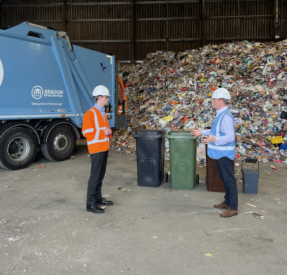 ♻️Today, we’re setting out how new waste collections will work to create continuity across all 🏴󠁧󠁢󠁥󠁮󠁧󠁿 local authority areas. Our 3 Bin approach - residual (non-recyclable) waste, dry recyclables & organic waste is part of our #SimplerRecycling approach. 👉 gov.uk/government/new…
