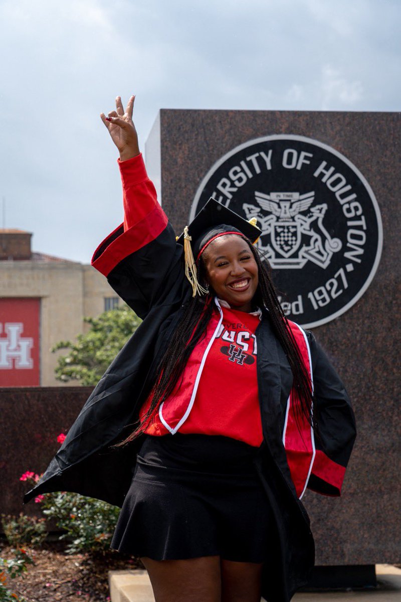 Today, we have 530 students graduating with academic honors. With summa cum laude and a 4.0 GPA: 8 students. With summa cum laude: 149 students. With magna cum laude: 194 students. With cum laude: 187 students. #UHGrad #ForeverCoogs