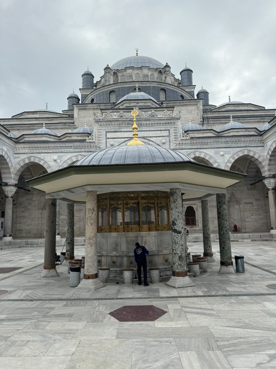 Mühendislerin en büyüğü; Koca Mimar Sinan… İstanbul’un en eski padişah camisi Sultan Beyazıt Cami’ne, yapımından 70 yıl sonra Sinan tarafından yapılan eşsiz güçlendirme müdahalesini sizlerle paylaşmak istedim. ' ... ve İstanbul'da Merhum Sultan Bayezid'in Cami-i Şerifi bir…