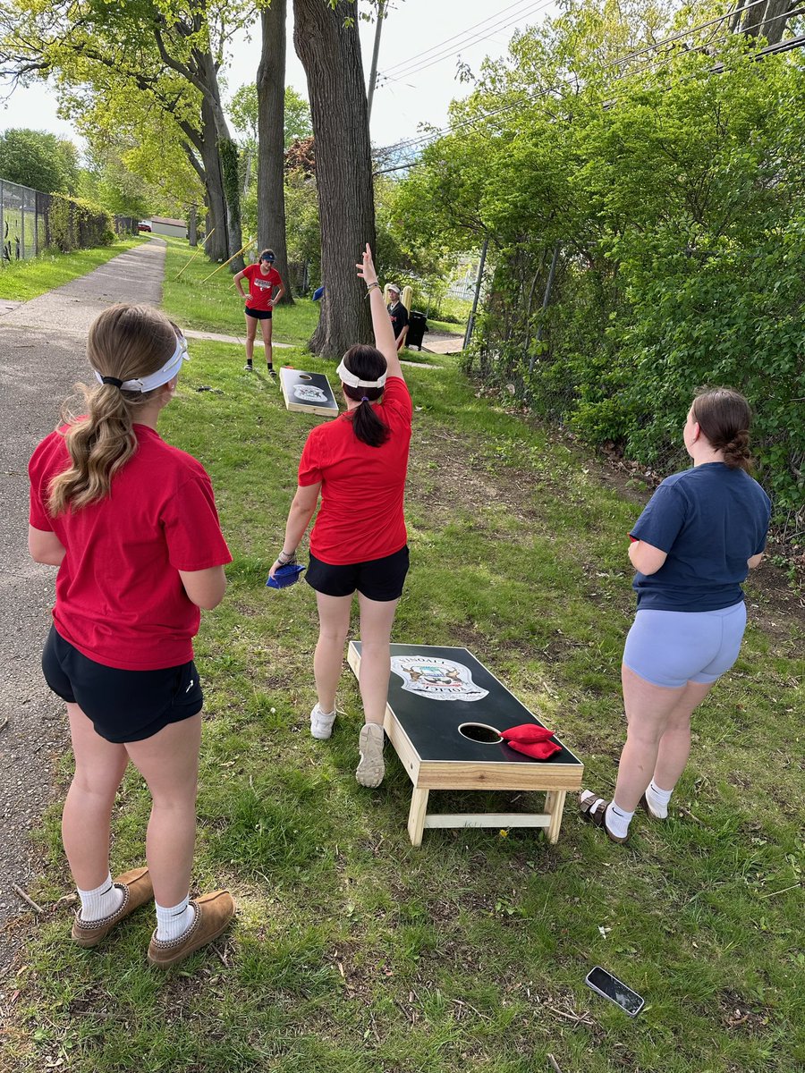 A big THANK YOU to the @LivoniaPD for providing our team with dinner after our practice on Monday! Thank you for all you do for our community and keeping us safe! @fhspatriots 🥎 🚓