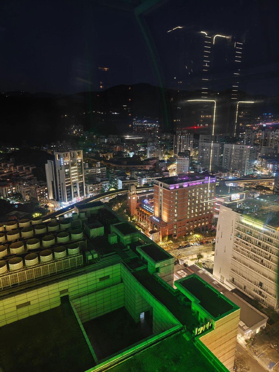 夕闇の中、街の片隅を彩る明かり、詩のような夜景にうっとりします。