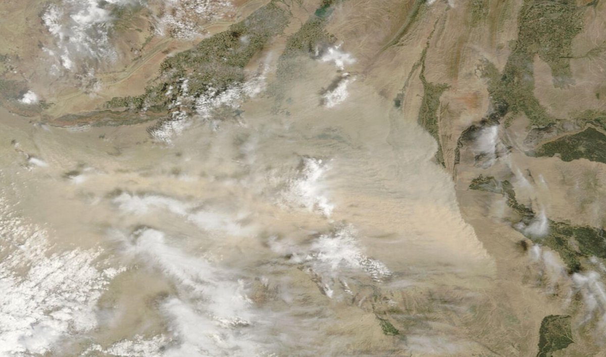 Northern plains of #Afghanistan have witnessed a massive dust-storm today. The dust-plume captured in below image by @NASAEarth is moving from north-west to east impacting regions on the banks of AmuDarya River. Weak vegetation cover in Central Asia facilitates the wind erosion.