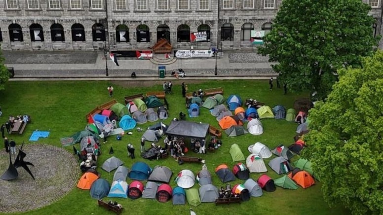 İrlanda'nın en prestijli üniversitelerinden biri olan Trinity College  Dublin'de 5 gündür kamp kuran Filistin destekçisi öğrenciler üniversite  yönetimine taleplerini kabul ettirdi.

Açıklamada, 'Trinity College Dublin, işgal altındaki Filistin  topraklarında faaliyet gösteren ve…