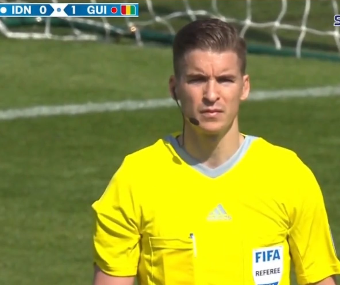 BeckzJr7's tweet photo. Pemain ke 12 Guinea ; Wasit 

#TimnasDay https://t.co/kqnAE9RkOP
