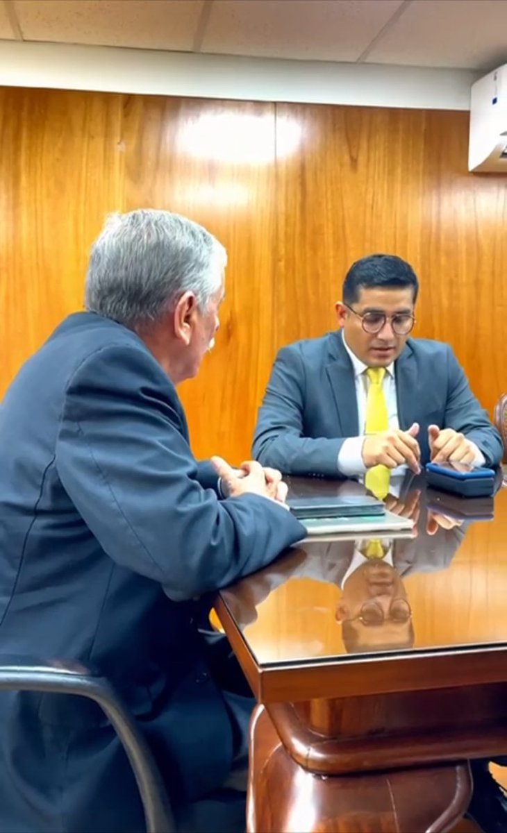 Frospigliosi's tweet photo. Conversando ayer con el PNP Elvis Miranda y sus padres. Él abatió un delincuente, al cómplice lo liberaron inmediatamente y luego le dieron 2 años de prisión suspendida. El policía estuvo un mes en prisión preventiva (salió por habeas corpus) y ahora piden 3 años de cárcel efectiva. Fiscales y jueces favorecen descaradamente a los delincuentes y maltratan a los policías. Esto tiene que acabar!