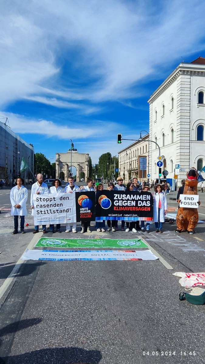 (1/4) @Scientist Rebellion was on the street on Saturday 4 May, demanding that the German government ceases its annual subsidies of 48 billion euros to the fossil fuel industry. 12 scientists were in Berlin, 5 in Munich! @AufstandLastGen @ExtinctionR_DE