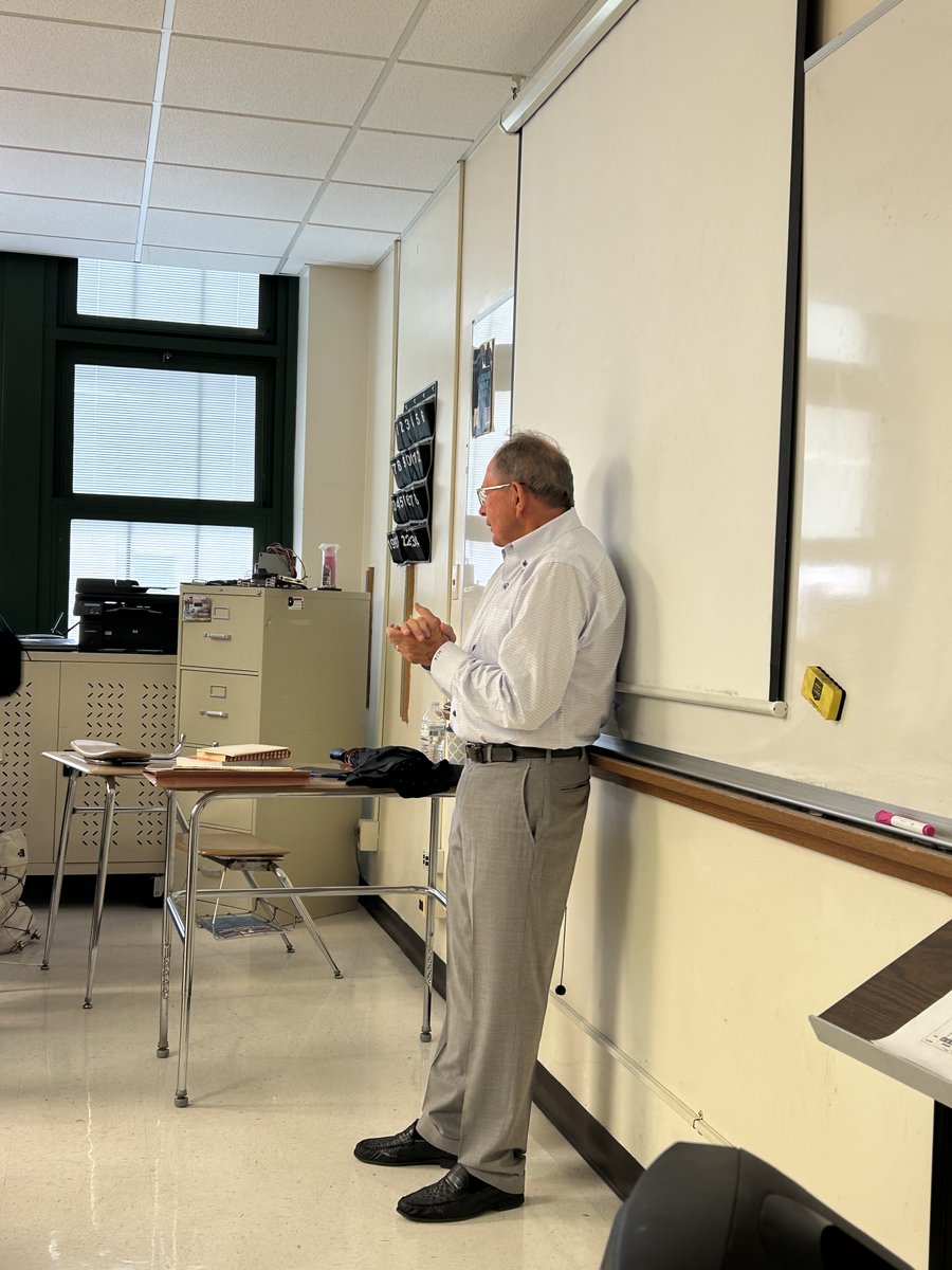 Former Prosecutor and Judge is welcomed into the Business Law Class to discuss Criminal Law and the importance of being a Juror. @LTWaterman @jltyrrell8 @LTHS_D204