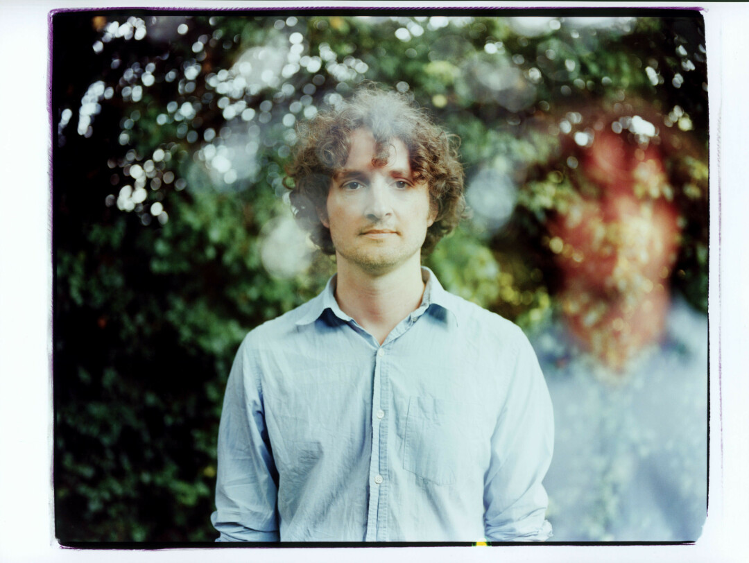 Ahead of his highly-anticipated return to DeBarra's Folk Club in Clonakilty on 19th May, Vermont folk master Sam Amidon discusses the ways in which lineage and collaboration intersect with constantly pushing forward thethinair.net/2024/05/quare-…