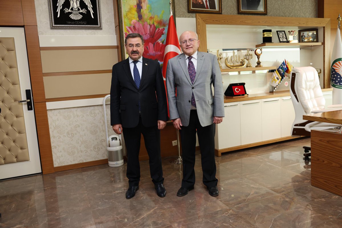 Galatasaraylılar Birliği Derneği Başkanı Sn. Barkın Gürcan, Belediye Başkanımız @Yakup_ODABASI'na hayırlı olsun ziyaretinde bulundu. Nazik ziyaretleri için teşekkür ederiz. 🌸 #GölbaşıBelediyesi