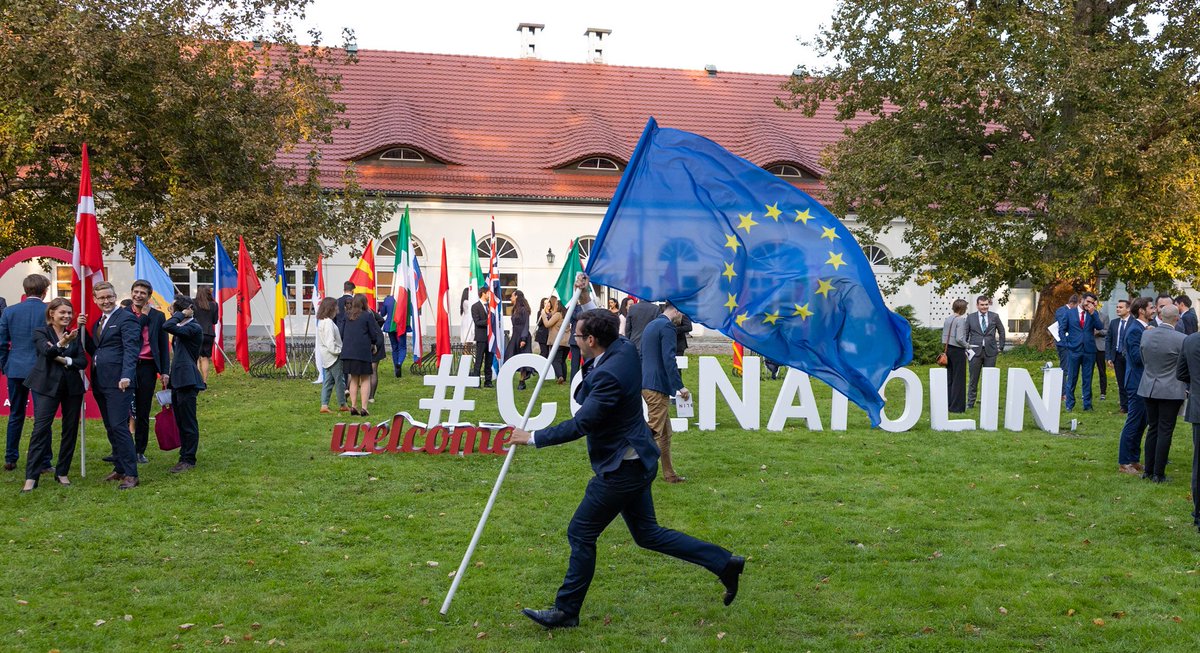 Happy #EuropeDay! We pride ourselves on being the first postgraduate institute of European Studies, with our Bruges campus established in 1949 and the Natolin campus established in 1992. Today, we celebrate European values. At Natolin, together with our students, we stand in