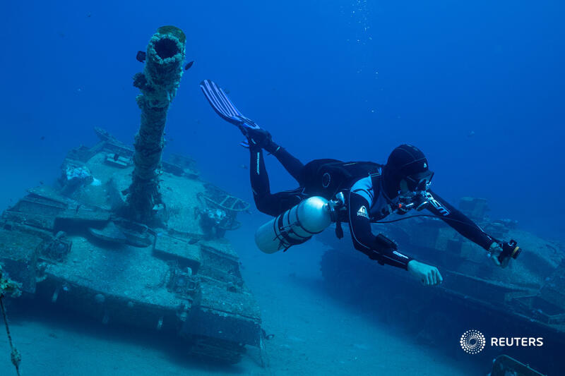 A diver swims next to submerged a submerged tank at the Underwater Military Museum in Aqaba, Jordan. More of the military vehicles and fish on view: reut.rs/4dvk1bL 📷 Stelios Misinas