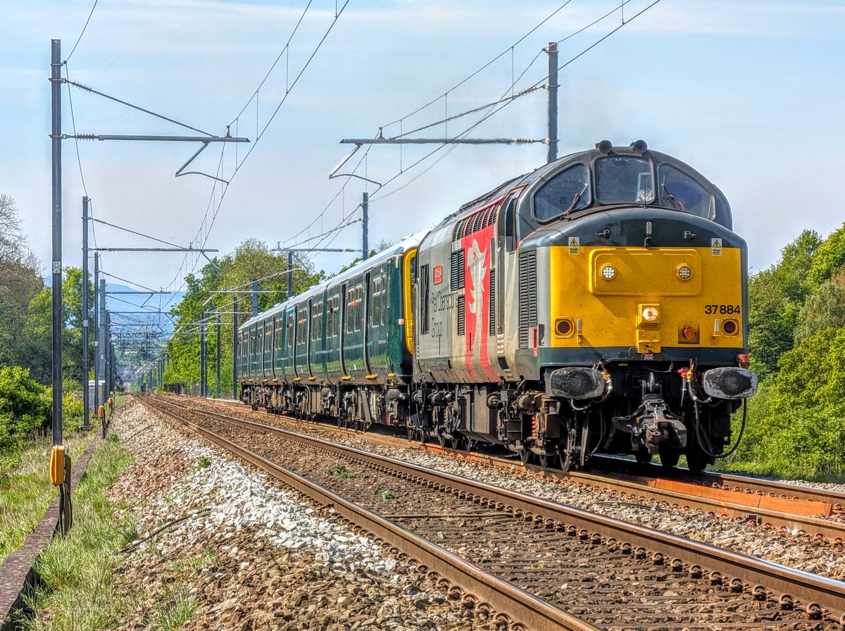 The good stuff keeps on coming up the Lickey 😁

37884 powers up the Incline with 769935 bound for Doncaster Works 📸

#DOTS #railwayphotography #trainphotography #class37 #class769 #railoperationsgroup #lickeyincline