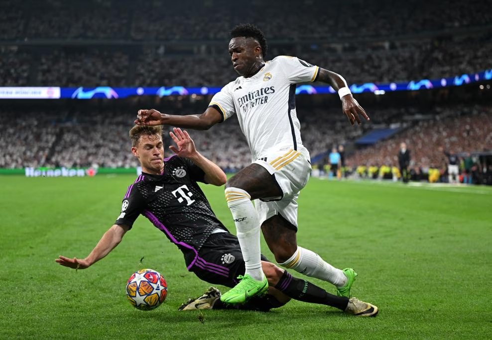 MadridSports_'s tweet photo. Esta imagen define muy bien la sideral diferencia entre nuestro proyecto y el del Barcelona: Vinicius, estrella planetaria y gran candidato al Balón de Oro, humillando a Kimmich, al que Laporta quiere como nueva estrella para reflotar su barco hundido... https://t.co/tpUjBY2pTP