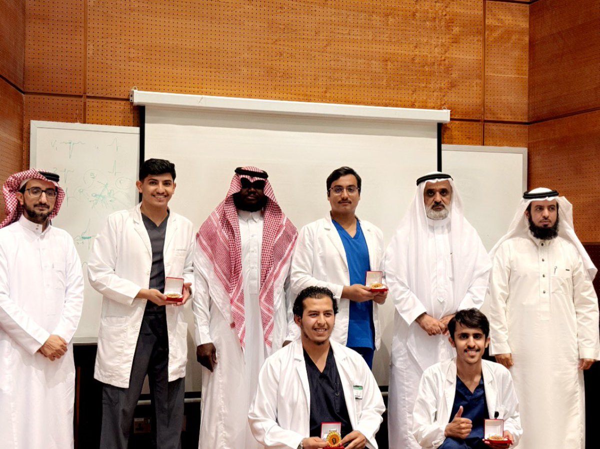 سعيد لتحقيقنا المركز الأول 🥇
As The Genius Team 
على مستوى كلية الطب بجامعة الملك خالد بحضور عميد الكلية. 

فخور ايضا بمستوى التنافس العالي الذي شاهدته والذي يعكس قوة كليتنا وتميزها.

ختام مشواري النشاطي داخل الكلية كـ طالب 
كان مميز!

 #Genius_Team2