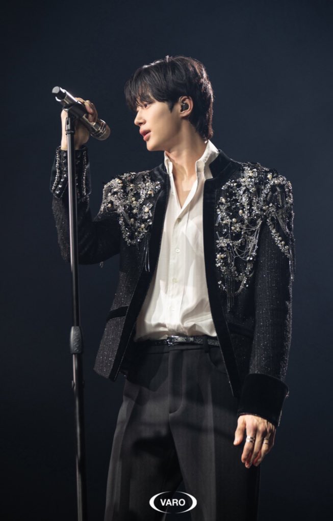 byeonwooseokfan's tweet image. 변우석                              류선재