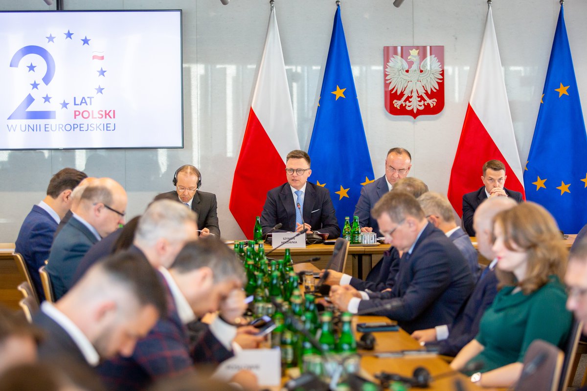 📸Z okazji 2⃣0⃣-lecia wejścia Polski do UE 🇵🇱🇪🇺 w #Sejm na specjalnym posiedzeniu zebrała się Komisja ds. Unii Europejskiej. W wydarzeniu uczestniczył marszałek Sejmu. 💬@szymon_holownia: 🔹„Europy nie stać na konflikt wewnętrzny. Europy nie stać na kolejną wojnę w swoich…