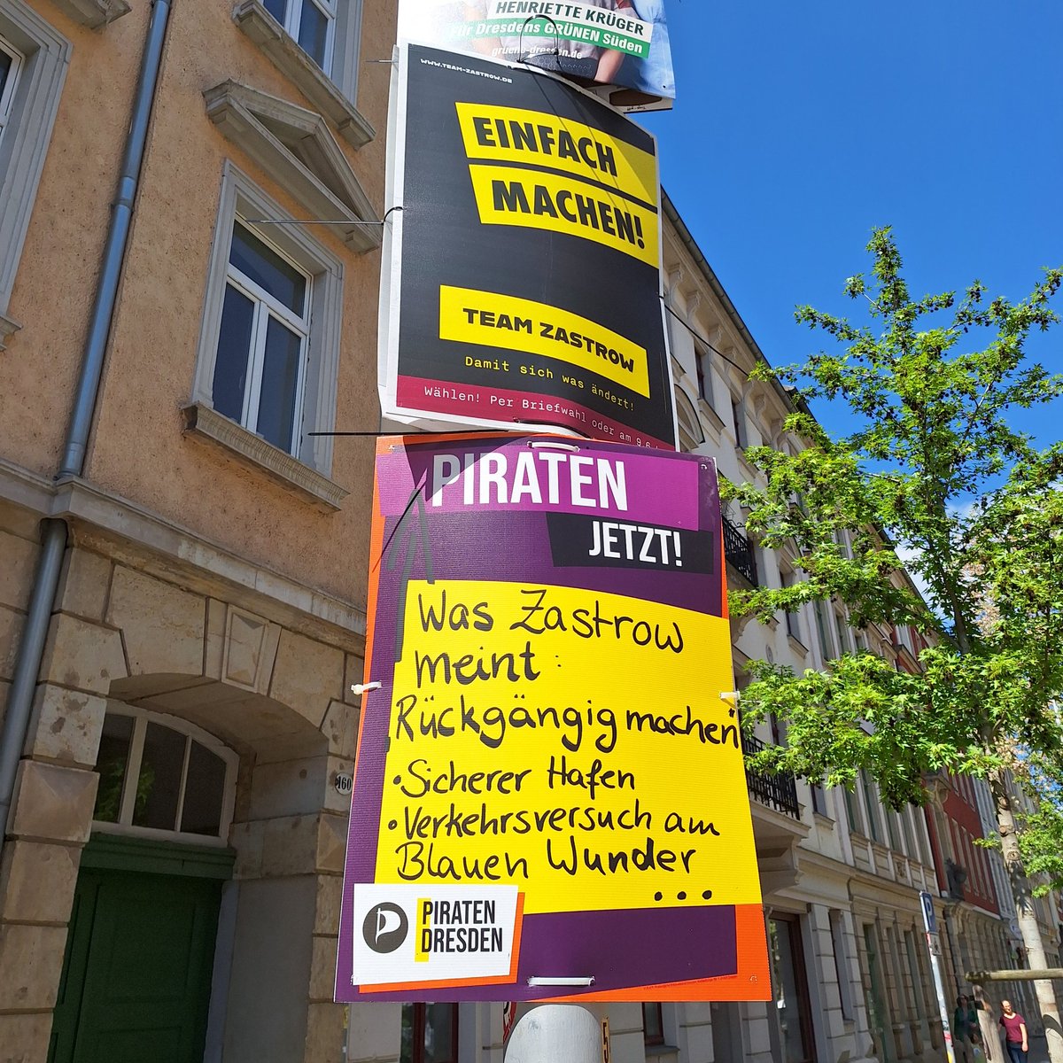 #Void - So nennt man Plakate, die blanco gedruckt und dann individuell beschriftet/ bemalt werden. Keine Ahnung, warum das nicht mehr Parteien tun. 😉

#Piraten #StaDDrat #StaDDpol #Dresden #Sachsen