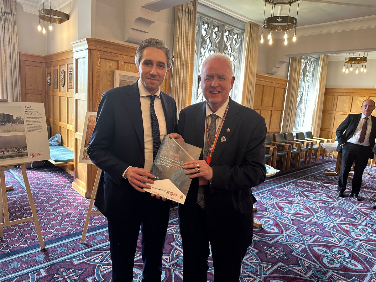 Delighted to share our report @AlCRIproject 'Landscape of oncology & digital health companies on the island of Ireland & their economic potential' with Taoiseach @SimonHarrisTD during his visit @QUBelfast last week, highlighting the unrivalled all island opportunity in this space