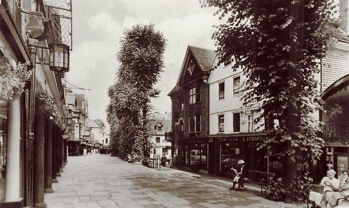 It's Throwback Thursday! 

Today we're throwing it back to this picture we've dug up from the archives... but we have no idea what year it's from. Can you help? 

#ThePantiles #ThrowbackThursday #TunbridgeWells