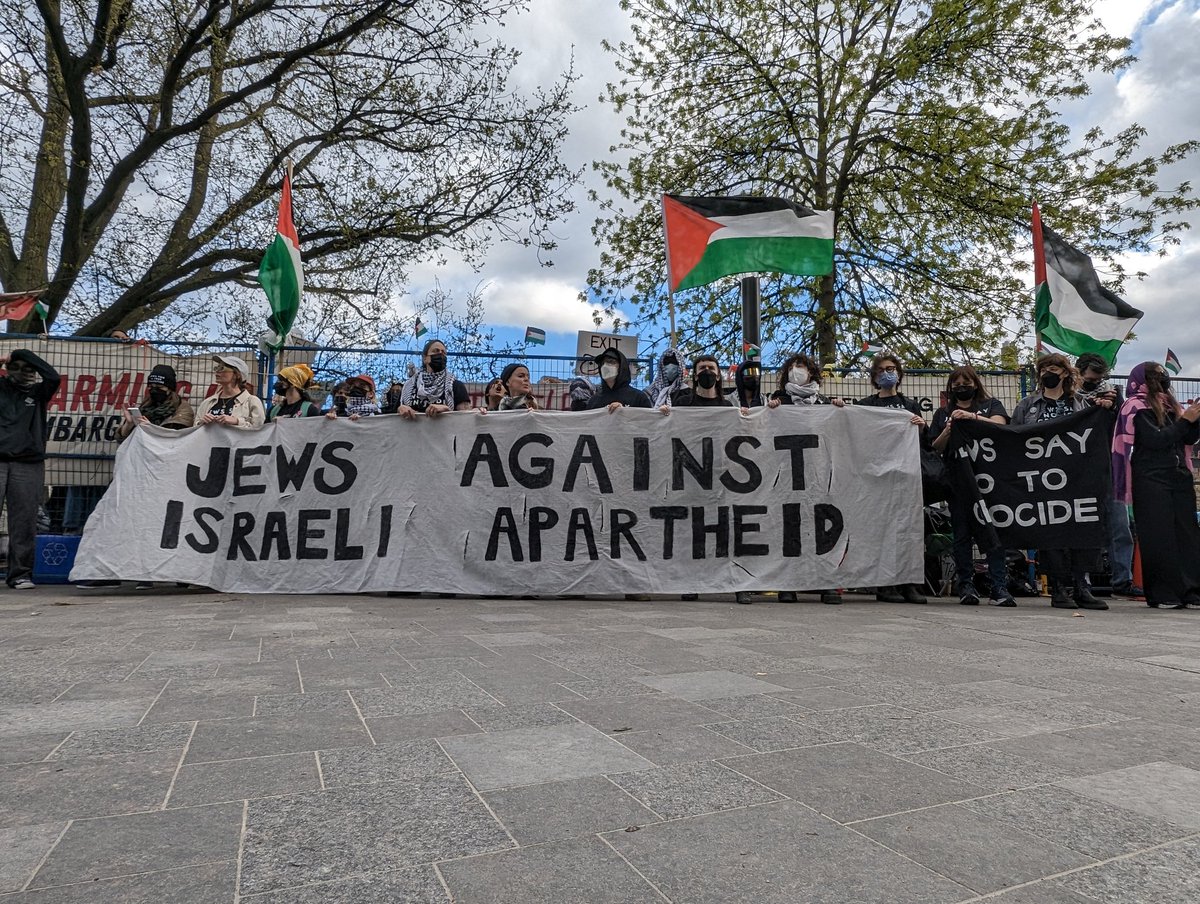 It's easy to be a racist, idiot journalist and make stuff up since the Toronto Sun will just about publish anything. Our movement would be incomplete without our Jewish allies who have been with us every step of the way. Pictured: Front entrance, Day 7 of UofT Encampments