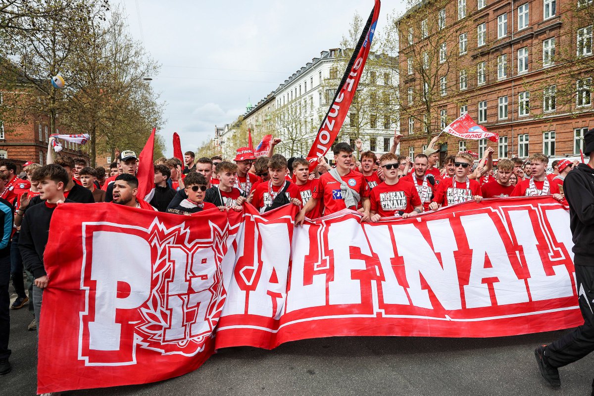 Så er der lige om lidt kick off til årets finale i Oddset Pokalen mellem Silkeborg IF og AGF. Parken er udsolgt og begge fangrupper udgør en fantastisk kulisse for den traditionsrige pokalfinale. God kamp! ⚽️🇩🇰 #pokalfinale #fodbold Foto📸: @fbbillederdk