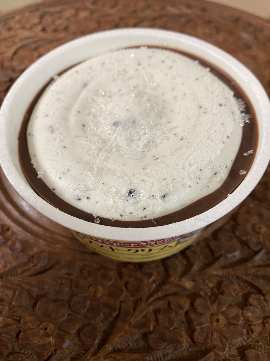 #icecream #cookieandcream
I’ll show this
Cookie & cream cup ice cream
Cookies & cream ice cream had chocolate in it, and I had to break the chocolate into pieces with a spoon and eat
Balance of ice cream and chocolate was good and it was delicious
I wanna eat this again