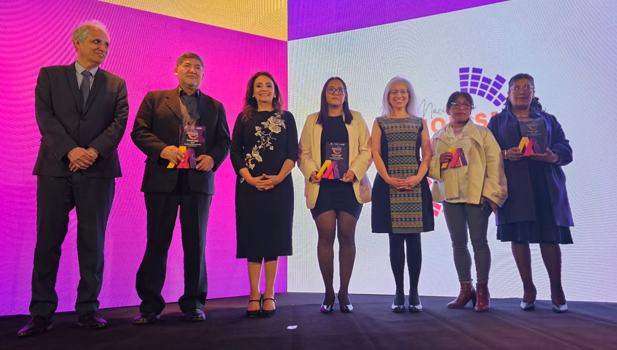 Mary_ulo's tweet photo. Primer lugar del Premio Nacional con perspectiva de Género (categoría tv) , agradecida con Dios y los que confiaron en mí trabajo. Es un pasito más por un periodismo más inclusivo, equitativo y justo.Este 08 de mayo del 2024 fue una noche especial. https://t.co/UGLsg3PePL