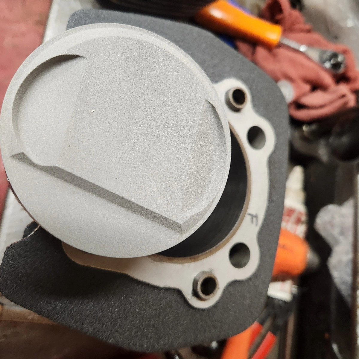 Southmaincustom's tweet image. Next the cylinders are fitted with torque plates and honed to proper clearance coated Pistons are installed on connecting rods and cylinders installed #southmaincustoms #danobuilt #wiseco #hmelliottpowdercoating #Diamondheads #kibblewhite