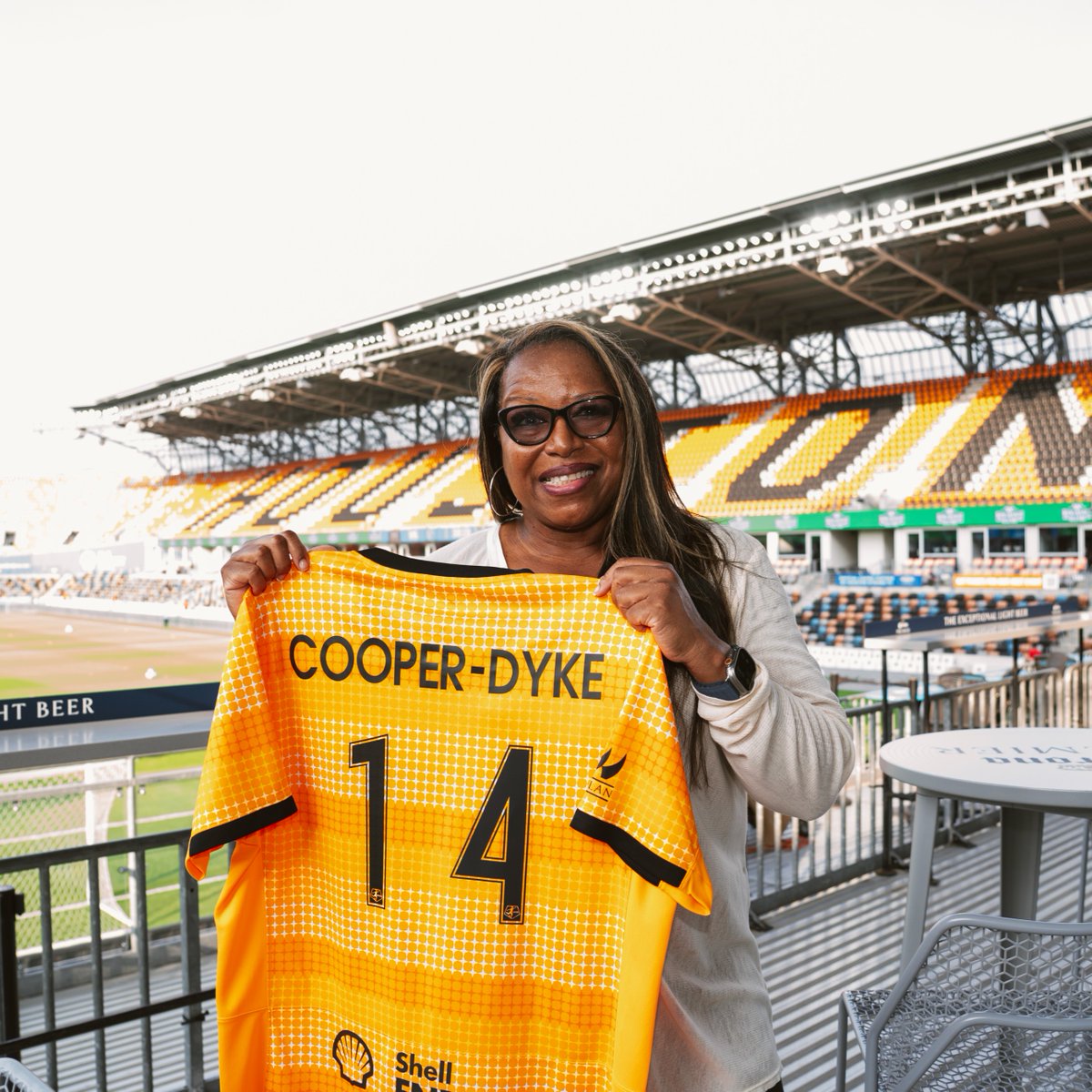 We had a living legend in the house last night 🙌 Honored to have 4x WNBA Champion Cynthia Cooper-Dyke at our game! #HoustonDash