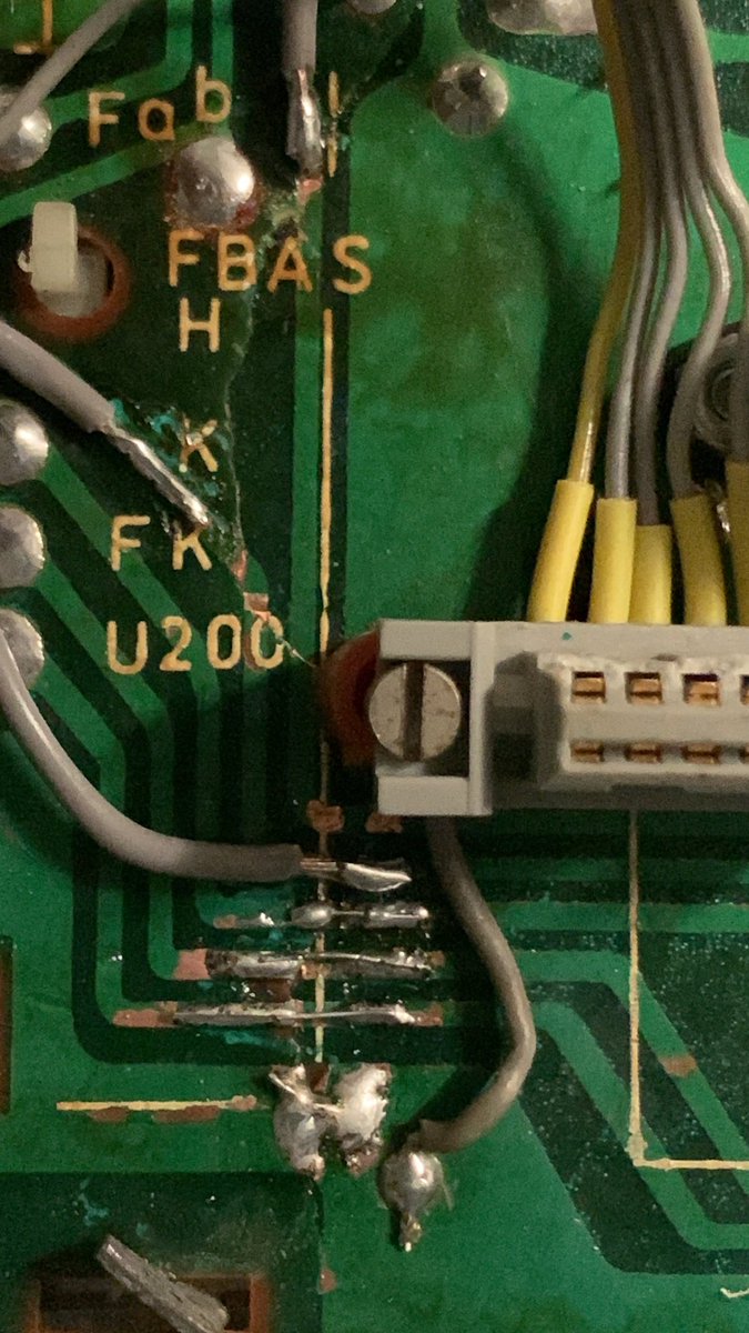Arcadeautomaten's tweet photo. @retronerds_eV Das Chassis hat gelitten bei der Reise mit der DHL.. die Platine war angebrochen.. 7 Leiterbahnen gerissen und der Fokusregler war gebrochen. Am Ende läuft er wieder.. Glück gehabt. #Polyplay #RetroNerds #Arcade #Repair https://t.co/mnJPPtrMcG