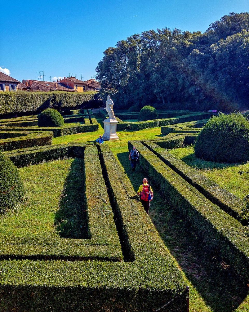 The #ViaFrancigena route is immersed in nature and greenery, leading through parks, reserves and beautiful gardens. Read this article before starting the journey 👉 bit.ly/VF-Gardens-and… 📸 IG francescomariabianchi IG rfab57_rossano