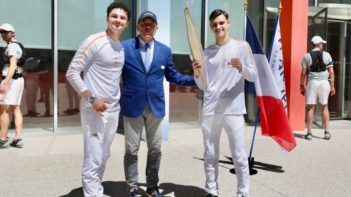 🔥 Arnaud Jérald, apnéiste de renommée mondiale originaire de Marseille, a mené la #FlammeOlympique jusqu'à la Tour La Marseillaise pour rendre hommage aux agents métropolitains, dont beaucoup se sont énormément engagés pour le bon déroulement de ces festivités olympiques ! 👏👏