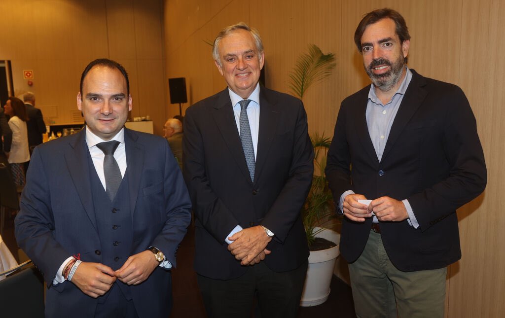 Rafael_belgom's tweet photo. #Andalucía avanza hacia una mayor sostenibilidad, como bien ha expuesto hoy el consejero @RamonFPM en el Foro del @grupojoly, gracias al compromiso de sus empresas con la 'revolución verde', que encuentran en el Gobierno de @JuanMa_Moreno el mejor aliado para conseguirlo. https://t.co/8KlK709tWF