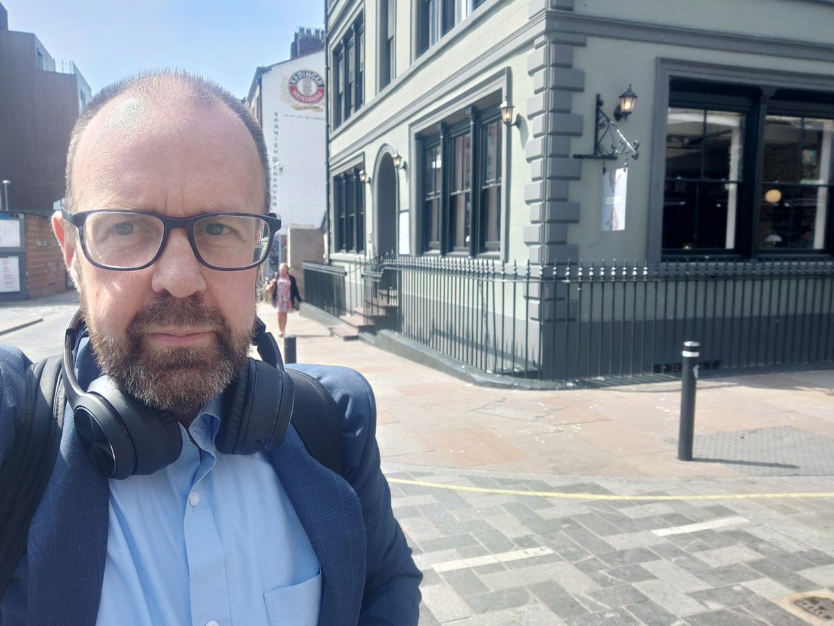 Meeting up with Matt from @WreckBistro about their street cafe licence. I hope a way forward can be found that is policy compliant to support this business.