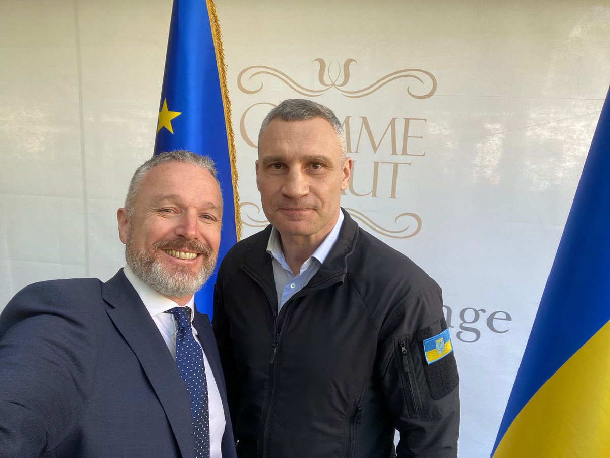 With the Mayor of Kyiv to celebrate #EuropeDay2024 🇪🇺 🇺🇦🇮🇪 Thank you / Дякую @Vitaliy_Klychko for your passionate words and your defence of European values. Lá na hEorpa sona daoibh! З Днем Європи!