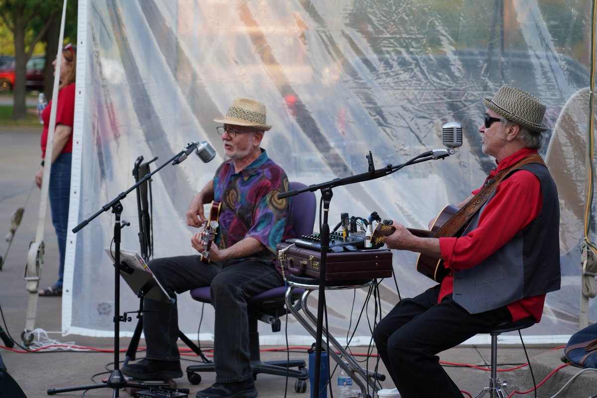 TheCraftGuild's tweet image. The 2024 Spring Show and Sale begins tonight! Immerse yourself in exquisite art, enjoy live tunes, and indulge in gourmet hors d’oeuvres with a glass of wine in hand. Let’s toast to the arts and kick off the Spring Show with a bang!🥂🎨
#CraftGuildofDallas #SpringShow2024