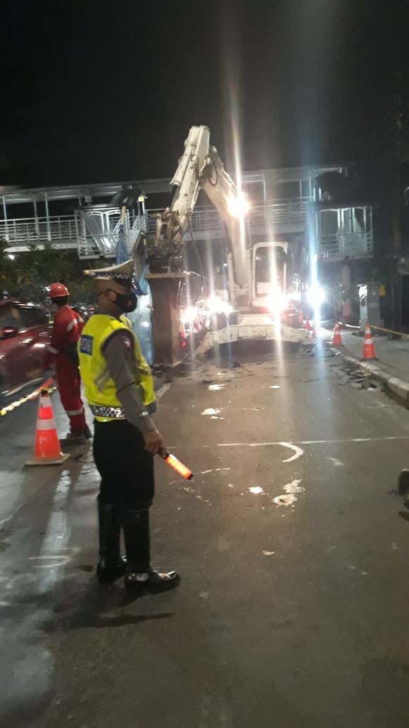 Pekerjan perbaikan jalan di Ruas Jl. Raya Bogor samping Halte Rumah Sakit Harapan Bunda Jakarta Timur, hanya 1 jalur yang dapat dilalui oleh kendaraan,situasi arus lalu lintas ramai lancar.