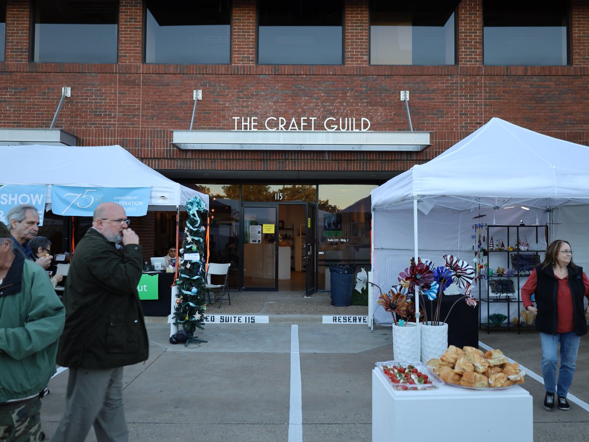 TheCraftGuild's tweet image. The 2024 Spring Show and Sale begins tonight! Immerse yourself in exquisite art, enjoy live tunes, and indulge in gourmet hors d’oeuvres with a glass of wine in hand. Let’s toast to the arts and kick off the Spring Show with a bang!🥂🎨
#CraftGuildofDallas #SpringShow2024