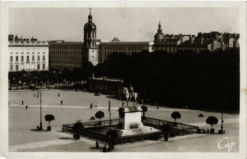 Lyon Place Bellecour et nouvel Hotel des Postes à #Lyon #CartePostaleAncienne 👉 cartorum.fr/carte-postale/…