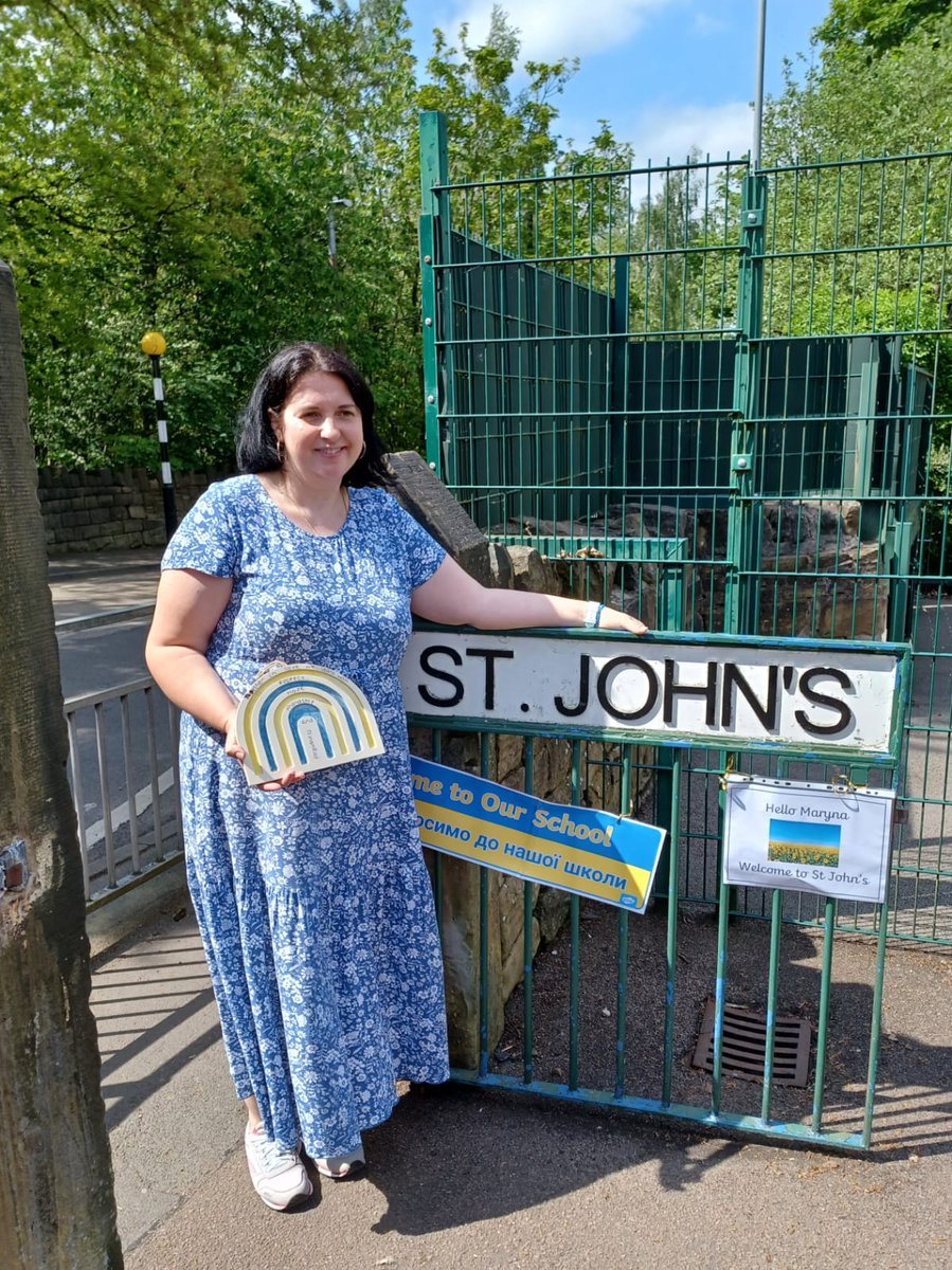 KirkleesCI's tweet photo. A lovely #CarryMyStory in the garden of @StJohnsCECPrimarySchool #Dewsbury with Maryna from Ukraine. The children were intrigued about living in a basement, her pets in Ukraine and saw a Vyshyvanka garment.
#KirkleesWelcomes https://t.co/C3pS5yJ5YG