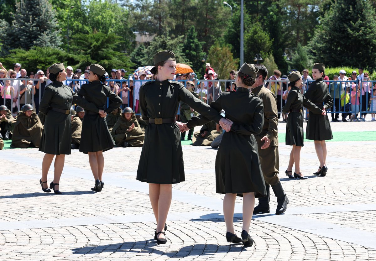 The Minister of Defense took part in the celebrations in the Zhetysu region

The head of the defense department, Colonel General Ruslan Zhaksylykov, arrived in the region for the solemn ceremony of awarding the Taldykorgan air Base