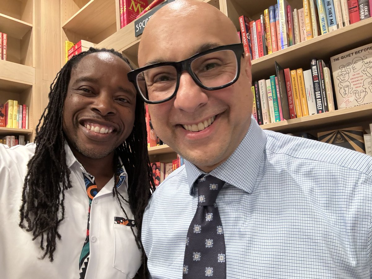 Such a pleasure meeting @AliVelshi on his tour for his new book “Small acts of courage.” From his “Banned Book Club” to “Velshi Across America”, this brother is so committed to creating courageous conversations. Hope you catch him on tour! We appreciate you Ali! #alivelshi
