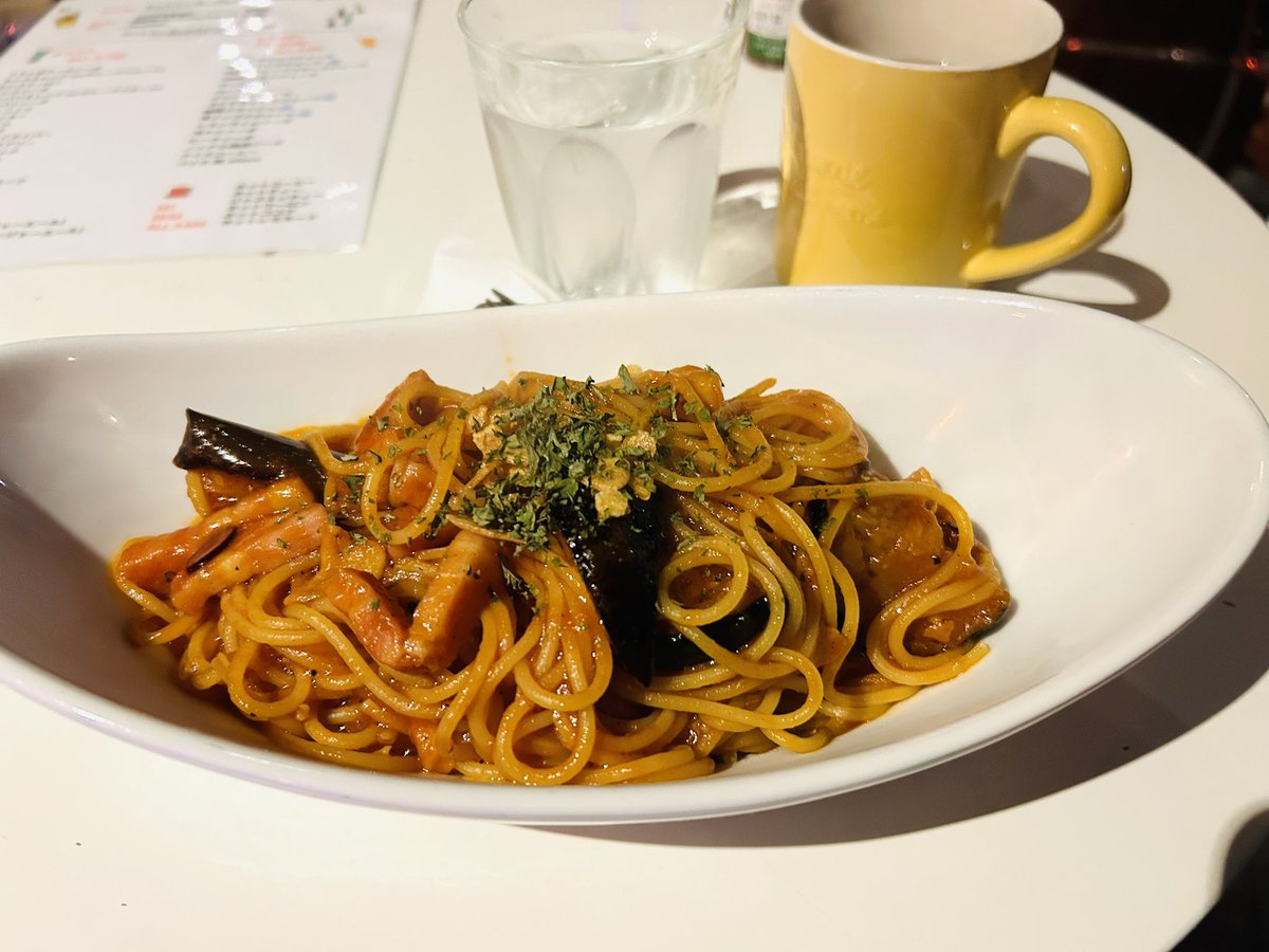 JAMUSICAさんのなすとベーコンの
トマトソースパスタ🍝
音も食事も良き❤️